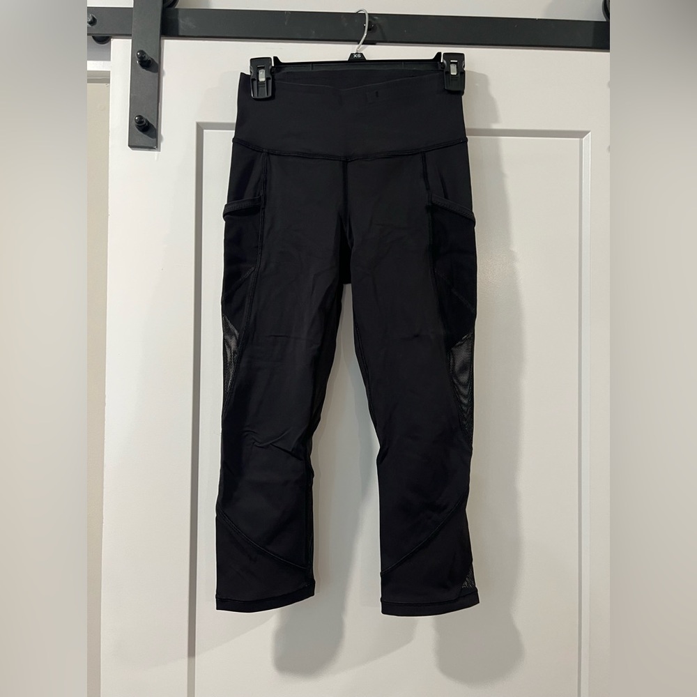 Lululemon cropped leggings. Great used condition. Washed and hung dry!